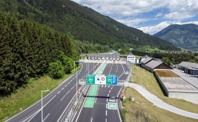 Lane guidance to the Bosruck toll station on the northbound A 9 Pyhrn motorway with overhead signs for the lanes
